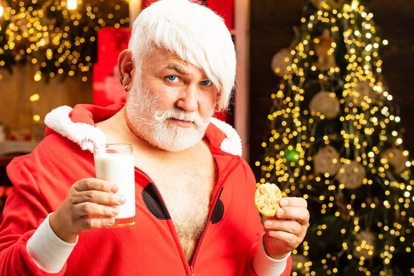 Γάλα και μπισκότο μελόψωμο για Σάντα κατά τα Χριστούγεννα φως φόντο. Ευτυχισμένο το νέο έτος. Καλά Χριστούγεννα. Άγιος Βασίλης με μούσι και μουστάκι. — Φωτογραφία Αρχείου