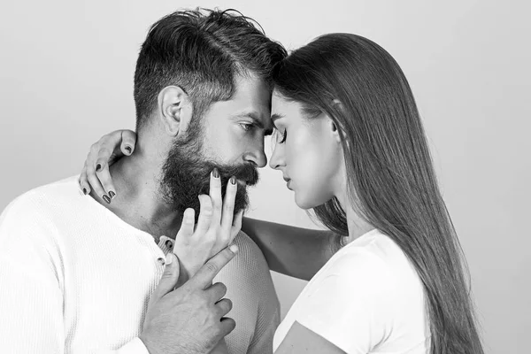 Momento romántico. Secretos de fantasía. Novia y novio satisfechos disfrutando de momento romántico. Pareja joven teniendo sexo intenso apasionado. — Foto de Stock