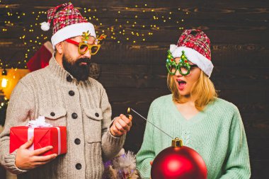 Noel zamanı. Noel hazırlığı. Noel Baba evde karısıyla birlikte..