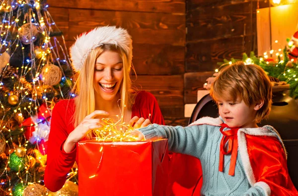 Mãe e criança menino filho amigável família se divertindo. Noite acolhedora em casa. Família se divertindo em casa árvore de natal. Família feliz. Férias em família. Mãe e criança brincam juntos véspera de Natal — Fotografia de Stock