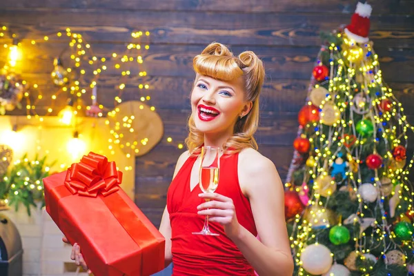 Mooie gelukkige vrouw met geschenkdoos op feest. Kerstviering. mooi meisje met blond haar en rode lippen is het vasthouden van een geschenk doos. — Stockfoto