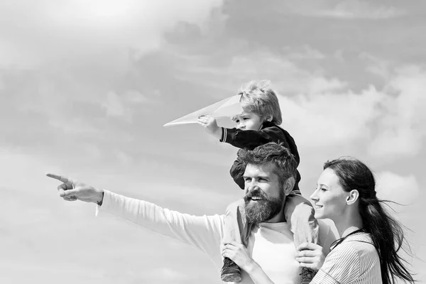 幸せな家族-夏の空を背景に母、父、息子。空飛ぶ夢。幸せな家族の父と自然の夏にカイトと牧草地の子供. — ストック写真