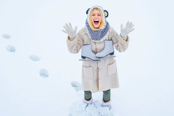 Vinterlek. Vacker kvinna njuter av första snön. Porträtt av en lycklig tonårsflicka i snön. Vinter ung kvinna porträtt. Lycklig ung kvinna går på vintern. — Stockfoto