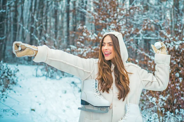 Radosne piękno młoda kobieta zabawy w Winter Park. — Zdjęcie stockowe