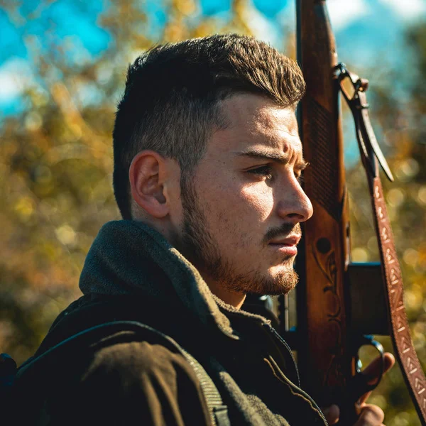 Chasseur avec fusil de chasse en chasse. Chasseur pendant la saison de chasse d'automne. Un homme tenant un fusil. Chasse au cerf. Gros plan Portrait de hamdsome Hunter. — Photo