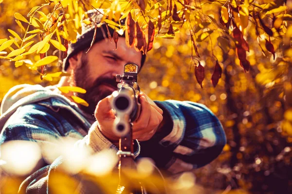 Feche a carabina de atiradores na caça ao ar livre. Caçador com espingarda à caça. Caça ao Autunm. Fechar Retrato de hamdsome Hunter. — Fotografia de Stock