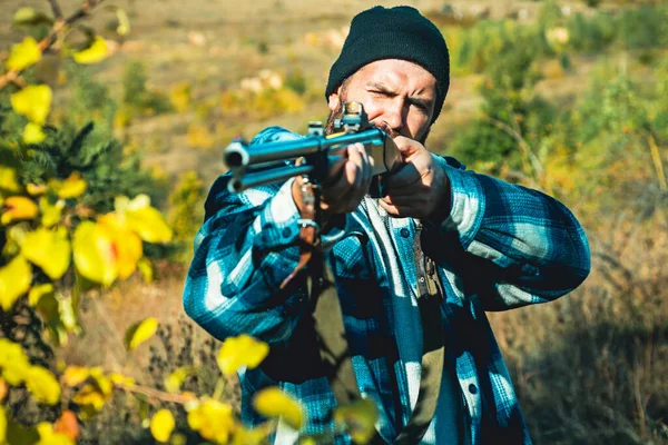 Hunter with shotgun gun on hunt. Wildlife Hunting. — Stock Photo, Image