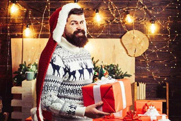 Skäggig modern tomte i stickad tröja. Julfirande semester. Gott nytt år. — Stockfoto