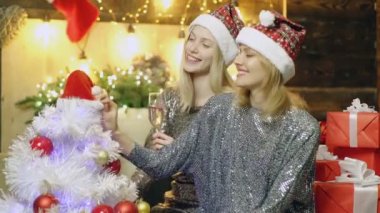 Mutlu noeller. İki güzel, modaya uygun mutlu gülümseme şenlikli Noel 'de poz veren kızları şaşırttı..