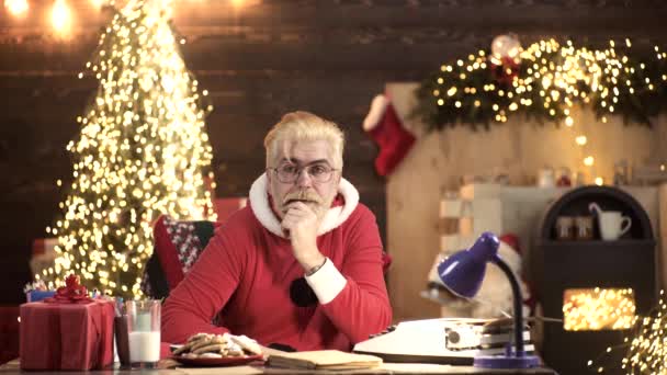 Portré fáradt Mikulás otthon közel karácsonyfa. Szilveszter ünnep. — Stock videók