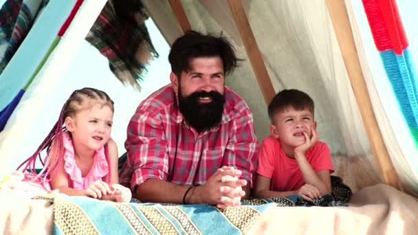 Padre e figli. Famiglia Godersi la vacanza in campeggio Al Campeggio. — Video Stock