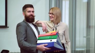 Sekreter ya da çalışanla romantizm. İş yerinde patronla flört eden seksi bir ofis çalışanı. Genç, kadın çalışanı baştan çıkarır. Çalışma durumunun kötüye kullanımı.