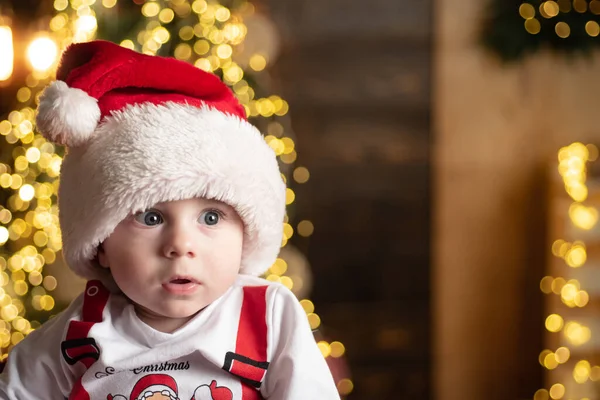 Pequeno bebê bonito na árvore de Natal. — Fotografia de Stock