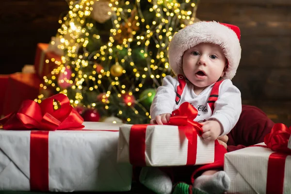Noel kostümü giymiş komik çekici bir bebek. Çocuklar Yeni Yıl. — Stok fotoğraf