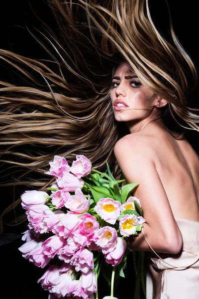 Chica sensual con tulipanes flores ramo aislado en negro. Cabello en movimiento. Corte de pelo de moda, peinado de moda. — Foto de Stock