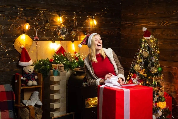 Hermosa mujer rubia recibió gigantesca caja de regalo de Navidad con sorpresa en su interior. En Navidad. Vacaciones de Año Nuevo. Celebrando la Navidad en el dulce hogar. Atributos Navidad. —  Fotos de Stock