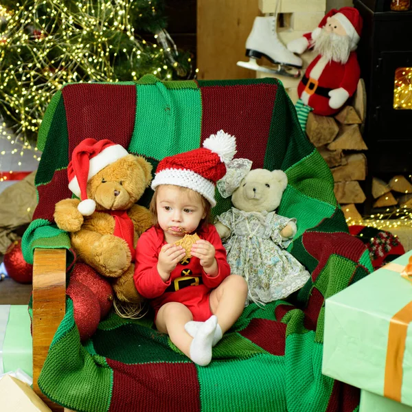 Frohe Weihnachten und frohe Feiertage. Kleine süße Baby auf dem Weihnachtsbaum zu Hause. — Stockfoto