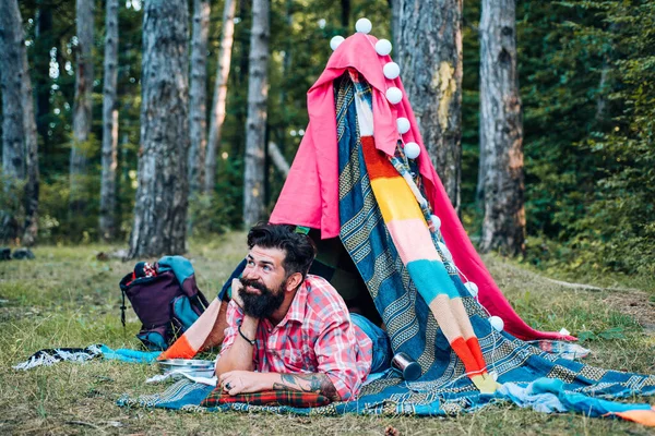Красивый бородатый мужчина в палатке для кемпинга. Любовь не купишь. Счастливый человек летом. Пешие прогулки и отдых на свежем воздухе с плоским кемпингом. Вернуться на природу. — стоковое фото