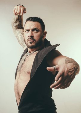 Yakışıklı, kendine güvenen adam. Stüdyoda poz veren ciddi biri..