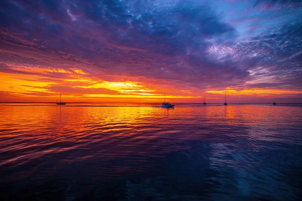 Playa del mar puesta de sol. Mar tranquilo con cielo al atardecer y sol a través de las nubes. Meditación océano y cielo fondo. — Foto de Stock
