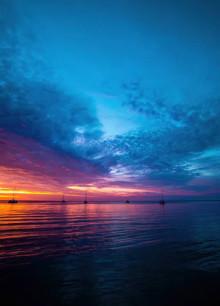 Hermoso amanecer. Mar azul y reflejo de la luz solar. Playa de vacaciones al atardecer. — Foto de Stock