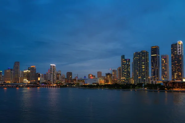 Piękne kolorowe miasto Miami Florida panorama i zatoka z nocnymi chmurami. Miami panorama na Biscayne Bay, tło nocy miasta. — Zdjęcie stockowe