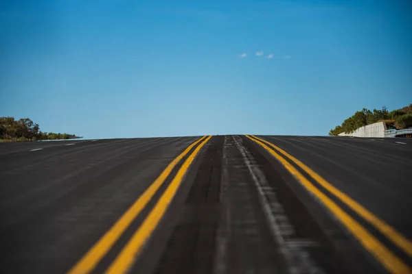 Landscape scene and sunrise above road. Panoramic picture of a scenic road, USA. — Stock Photo, Image