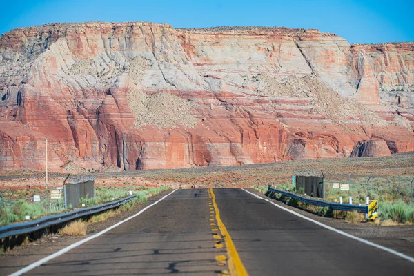 Paisagem americana natural com estrada de asfalto para o horizonte. Viagem de carro no deserto do Arizona. — Fotografia de Stock
