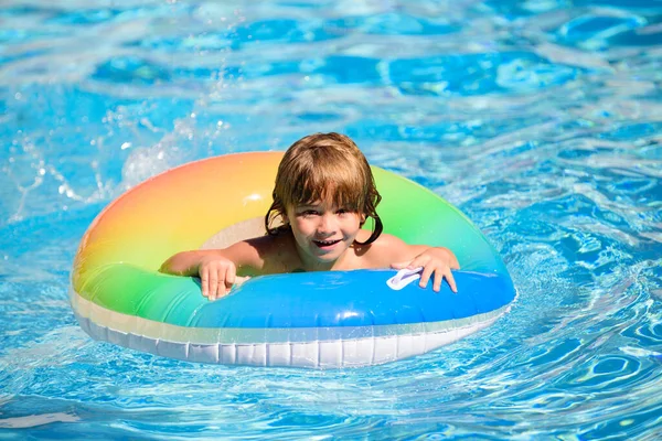 Летние каникулы весело. Симпатичный ребенок в бассейне. — стоковое фото