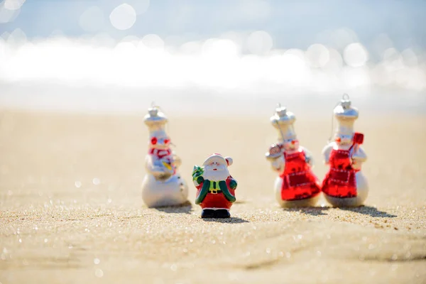 Summer Santa Claus with smowmen. Family holiday. Christmas and new year vacation concept on tropical beach. — Stock Photo, Image