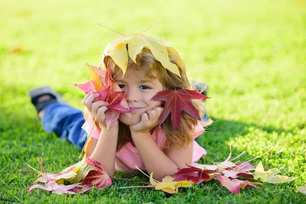 Φθινόπωρο παιδιά Πορτρέτο το φθινόπωρο κίτρινα φύλλα στο πάρκο Εξωτερική. — Φωτογραφία Αρχείου