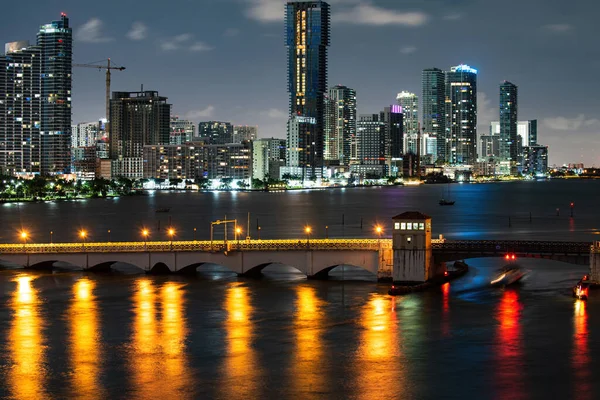 Skyline von miami biscayne bay reflections, hohe auflösung. — Stockfoto