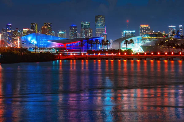 Stad Miami, nachtpanorama van het centrum van zakelijke wolkenkrabbers. Miami, Florida, Verenigde Staten skyline op Biscayne Bay, stad nacht achtergronden. — Stockfoto