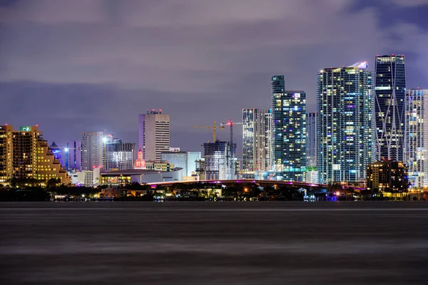 Miami obchodní čtvrti, světla a odrazy Miami, Florida. — Stock fotografie