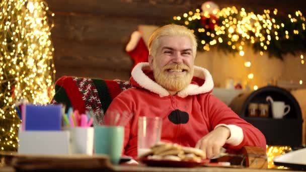 Moderne souriant heureux Père Noël souriant. Drôle d'émotion de Noël. Expressions et émotions faciales humaines positives. — Video