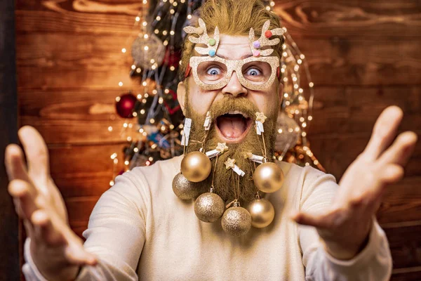 Lustig tomte. Julförberedelser - man firar nyår. Glad Santa klädd i vinterkläder tänka på jul nära julgran. Tema Jul semester och vinter nytt år. — Stockfoto