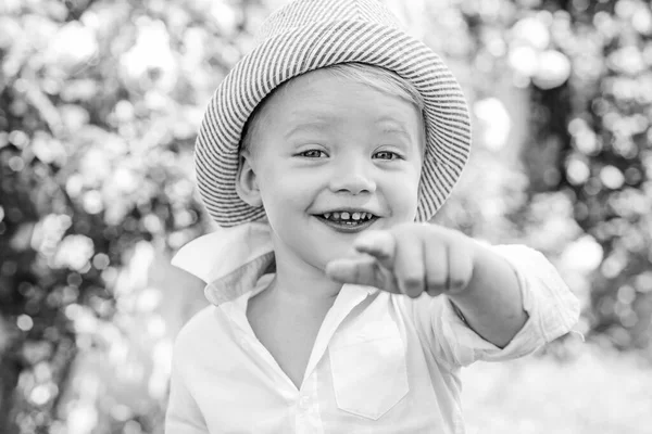 Faccia da bambino divertente. Bambino felice in estate nella natura. Bambino godere di passeggiata. Buon giorno.. — Foto Stock