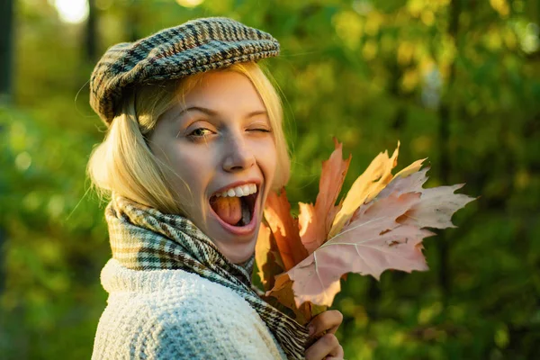 Szczęśliwej jesieni dziewczyna mruga - zbliżenie portret. Słodka młoda zmysłowa seksowna kobieta spacerująca w jesiennym parku. Jesienna odzież i trendy kolorystyczne. Jesienny portret szczęśliwej dziewczyny spacerującej po parku lub lesie — Zdjęcie stockowe