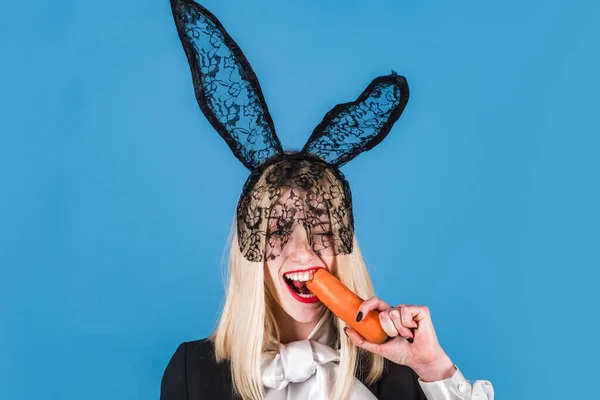 Listos para la fiesta. Feliz Pascua Mujer bonita y de moda lleva orejas de conejo en la cabeza. Concepto de vacaciones de Pascua. —  Fotos de Stock