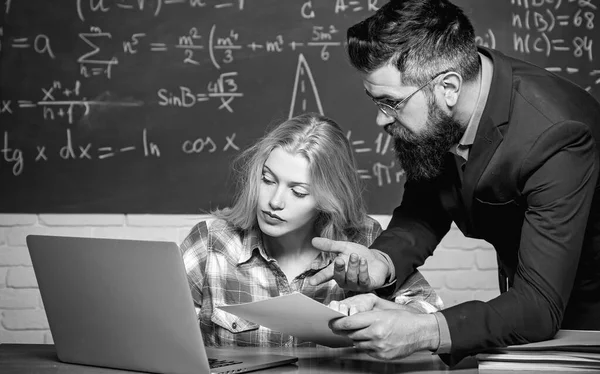 Professor colabora com colegas. De volta ao conceito de escola e educação. Jovem professor perto de quadro-negro na sala de aula da escola. Quadro negro para texto espaço de cópia. — Fotografia de Stock