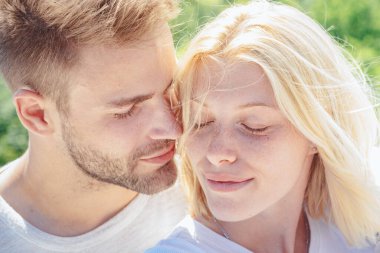 Şefkatli, sıcak, hoş bir aşk anının tadını çıkarıyorum. Birbirine aşık bir çift. Vücut coşkusu ve zevkine dokunmak. Mutlu aşıklar için mahrem anlar. Aşka güven.