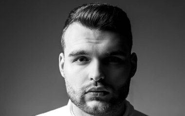 Saç stili berber. Sakallı, maço, yakın çekim yüzü. Berber dükkanı konsepti. Sakal bakımı. Hippi tarzı sakal. Sakallı yakışıklı adam. Erkeklik ve güzellik. İyi giyimli sakallı adam şık bir görünüş