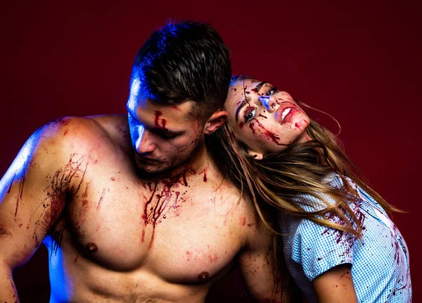 Maldita pareja de Halloween enamorada. Juntos. Hambre animal. Hombre musculoso en sangre. Carnicería. —  Fotos de Stock