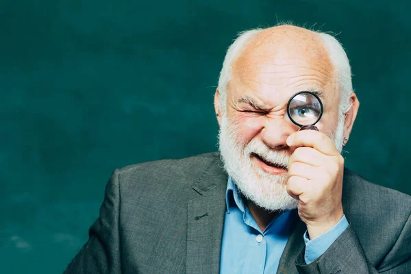 Lehrertag. Bärtiger Lehrer neben Kreidetafel im Klassenzimmer. Lehrer und Nachhilfepädagogik. Bärtiger Professor bei der Schulstunde am Schreibtisch im Klassenzimmer. — Stockfoto