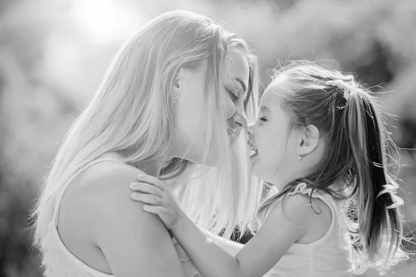 Amor infantil. La familia feliz y la mamá encantadora y la hija pasan el tiempo juntos - el día de las madres. Concepto de familia y maternidad. —  Fotos de Stock