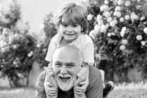 Großvater mit seinem Enkel, der sich bei Sonnenuntergang im Park vergnügt. Familientradition. Vater Sohn und Großvater entspannen zusammen. Glücklich liebende Familie. Vatertag. — Stockfoto