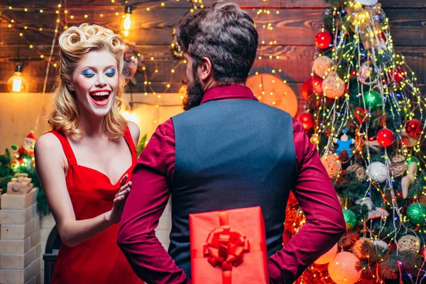 Meglepett karácsonyi pár. Izgatott és boldog. Nyitott száj, érzelmek. Karácsony Téli pár nyitó karácsonyi ajándékdoboz. — Stock Fotó