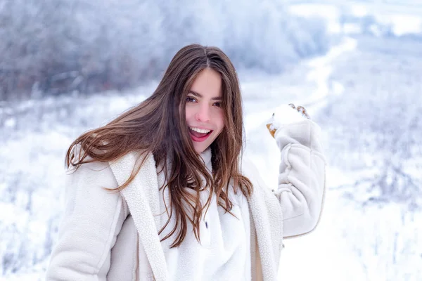 Ευτυχισμένος χειμώνας. Παίζοντας με το χιόνι και διασκεδάζοντας στο χειμερινό πάρκο. Δραστηριότητα χαμογελαστό κορίτσι σε χειμερινά ταξίδια. Διασκεδάζουν στις χειμερινές διακοπές. Απολαμβάνοντας τον καιρό και το χιόνι. — Φωτογραφία Αρχείου