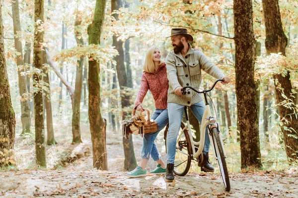 Rendez-vous romantique à vélo. Homme et femme barbus se détendant dans la forêt d'automne. Couple romantique au rendez-vous. Date et amour. Couple amoureux vélo ensemble dans le parc forestier. Idées pour une date d'automne parfaite — Photo
