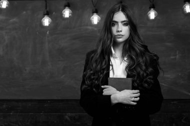 Kara Tahta 'daki mesajın. Okul için hazırım. Kara tahtanın sınıfındaki genç ve tatlı kız..